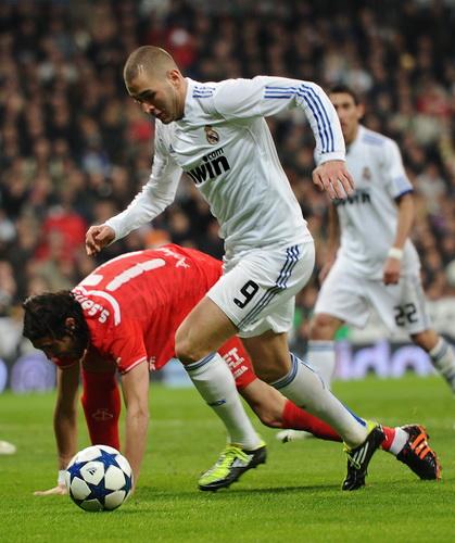 爱游戏2026-塞维利亚逆转巴黎,本泽马刷新纪录